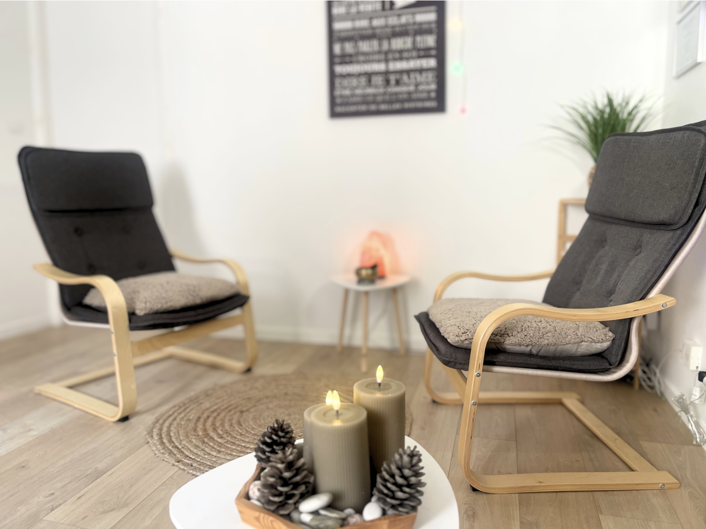 Intérieur apaisant pour séance de sophrologie – fauteuil cosy et fleurs séchées